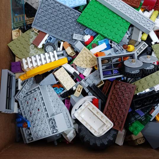 7.6 Pounds of Assorted Lego Bricks, Pieces and Parts image number 5