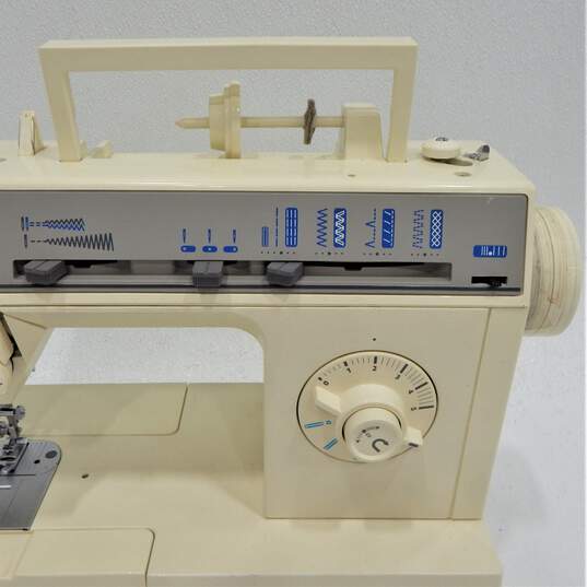 Singer Electric Sewing Machine 4528C w/ Accessories & Manual image number 3