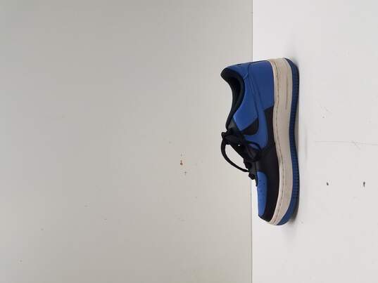 Nike Boys Air Force 1 Low Basketball Sneaker-Black/StarBlue-White Size 5Y image number 2