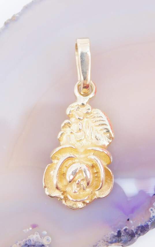 14k Yellow Gold Flower Carved Pendant 3.9g image number 1