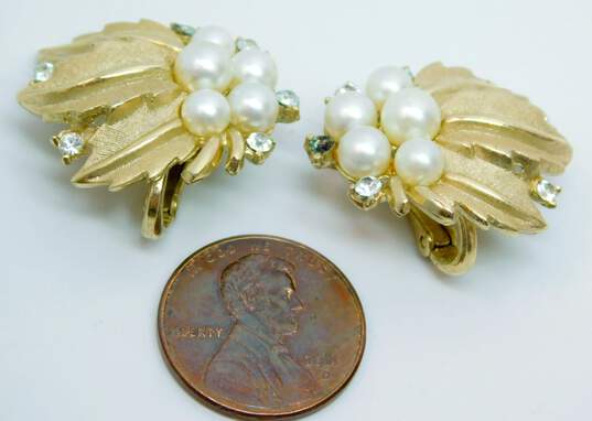 Vintage Crown Trifari Rhinestone Faux Pearl & Gold Tone Clip-On Earrings 12.7g image number 6