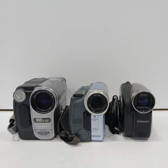 Bundle of 3 Assorted Camcorders image number 3