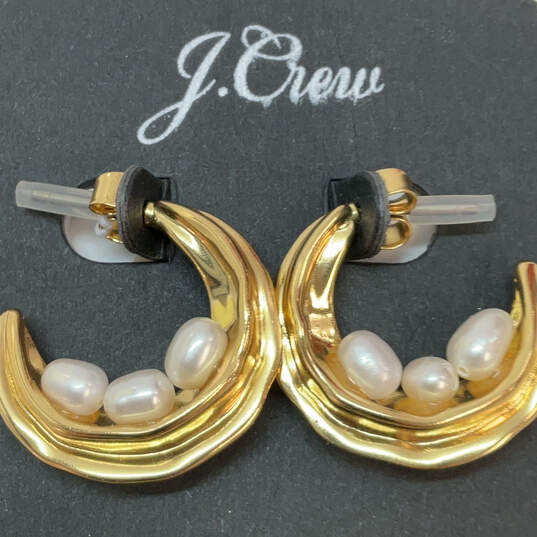 Designer J. Crew Gold-Tone Anya Nested Fresh Water Pearl Hoop Earrings image number 3