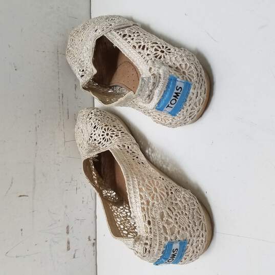 TOMS Alpargata White Knit Crochet Slip On Flats Shoes Women's Size 6 image number 4