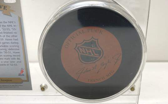 Encased Trading Card & Hockey Puck Signed by Gordie Howe - Detroit Red Wings image number 5