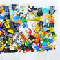 9.8 oz. LEGO Miscellaneous Minifigures Bulk Lot image number 3