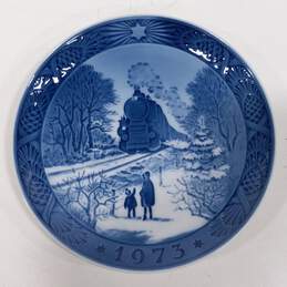 2pc Set of Royal Copenhagen Decorative Collector Plates alternative image