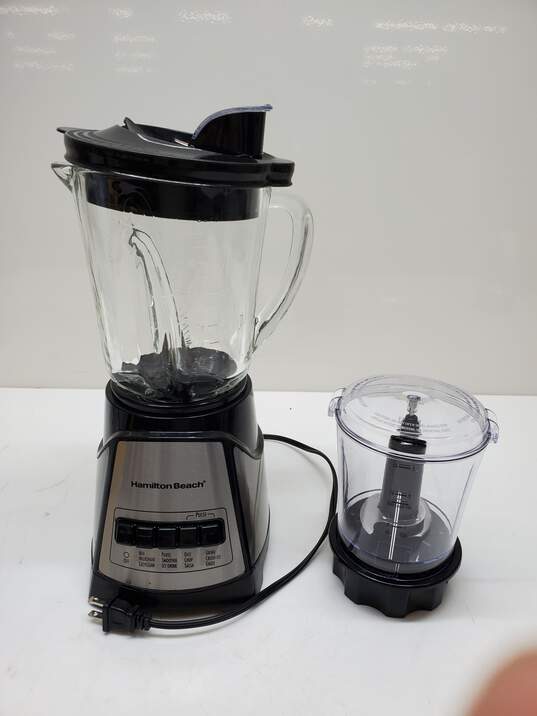Hamilton Beach 2 in 1 5 Cup Blender & 3 Cup Chopper Powers ON image number 2