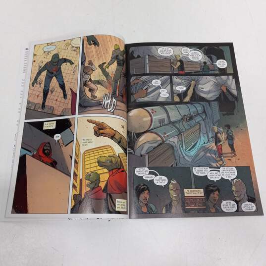 12PC Assorted Comics Paperback Book Bundle image number 8