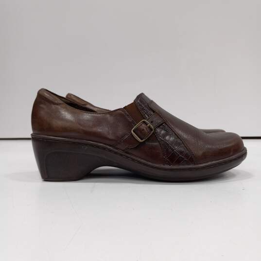 Women's Clarks Brown Dress Shoes Size 8 image number 1