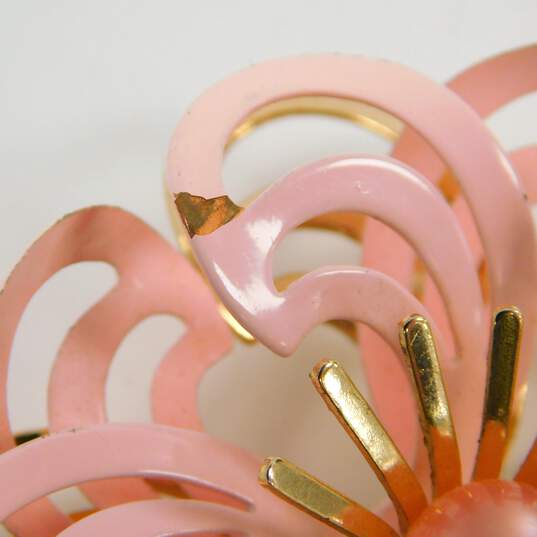 Vintage Emmons Gold Tone & Pink Enamel Swirl Flower Clip-On Earrings & Brooch Demi Parure 34.2g image number 4