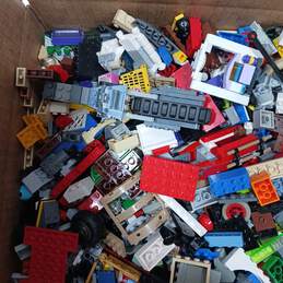 9.9lb Bundle of Assorted Lego Building Bricks and Pieces alternative image
