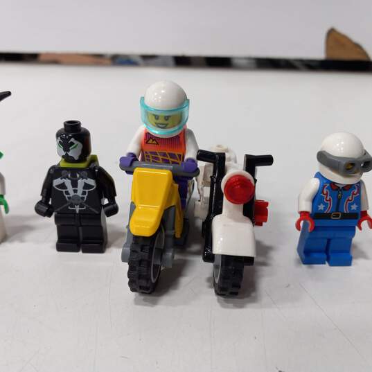 10pc Bundle of Assorted Lego Minifigures image number 3