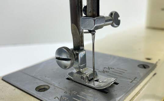 Kenmore 10 Sewing Machine-SOLD AS IS, FOR PARTS OR REPAIR image number 5