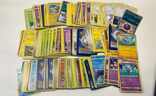 Assorted Pokémon TCG Common, Uncommon and Rare Trading Cards (685 Cards) image number 1