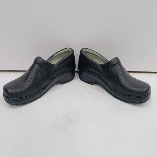 Klogs Women's Black Leather Clogs Size 7M image number 2
