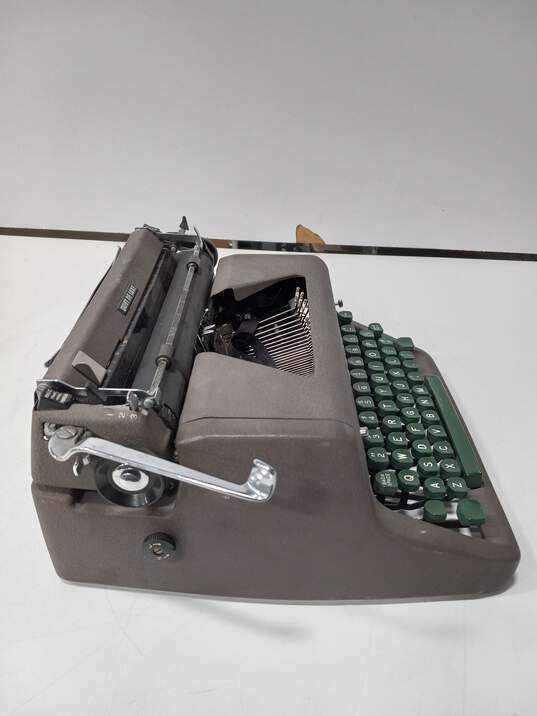 Royal Quiet De Luxe Typewriter For Parts/Repair image number 5