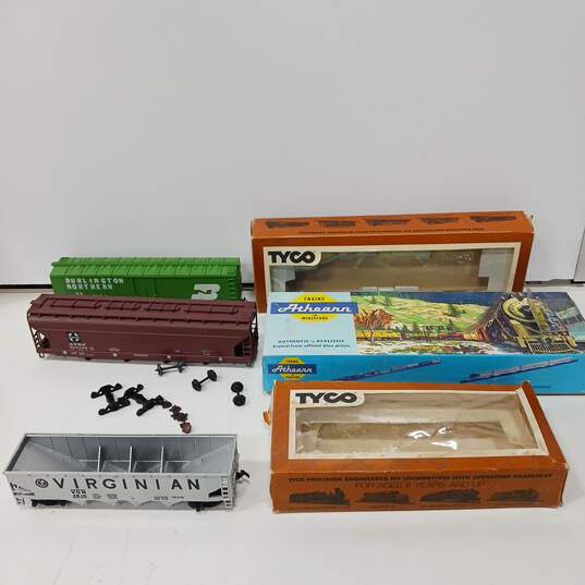 Bundle of Assorted Train Cars and Tacks w/Boxes and Accessories image number 3