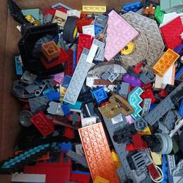9.0lbs. of Assorted LEGO Building Bricks alternative image