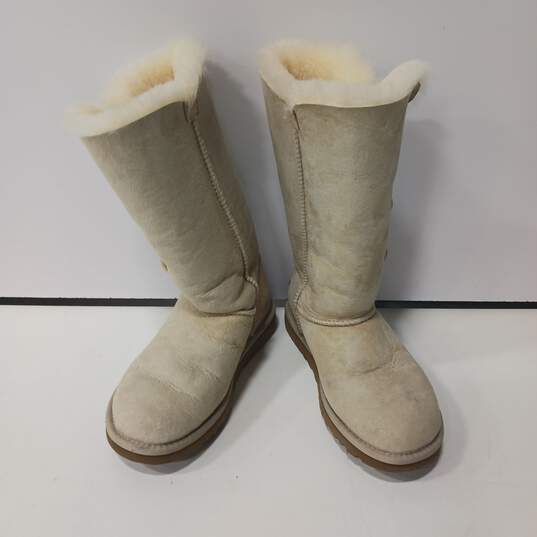 Ugg Women's S/N 1873 Sea Salt Bailey Button Triplet Boots Size 5 image number 2