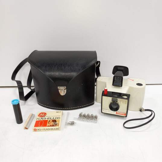 Polaroid Land Camera Swinger Model 20 w/ Accessories image number 1