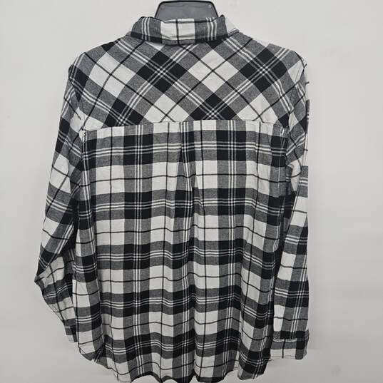 Gap Black & White Plaid Long Sleeve Button Up image number 2