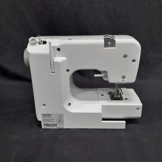 Singer M1000 Mini Portable Sewing Machine image number 5