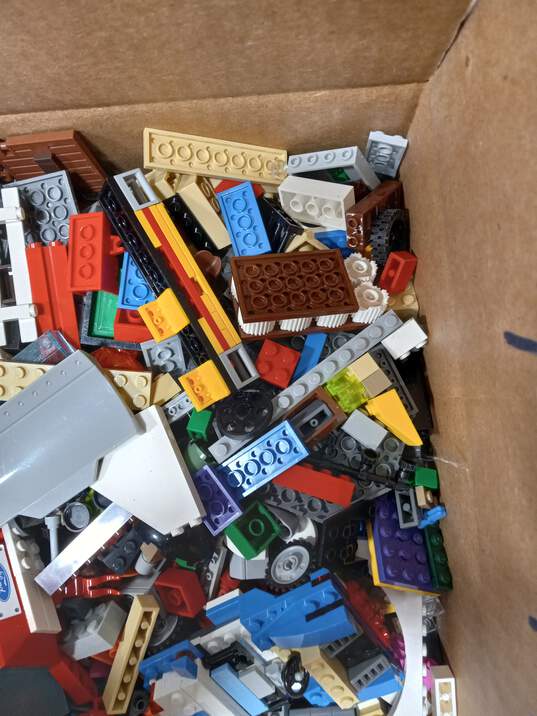 Lot of 8.5lbs of Assorted Building Blocks image number 3