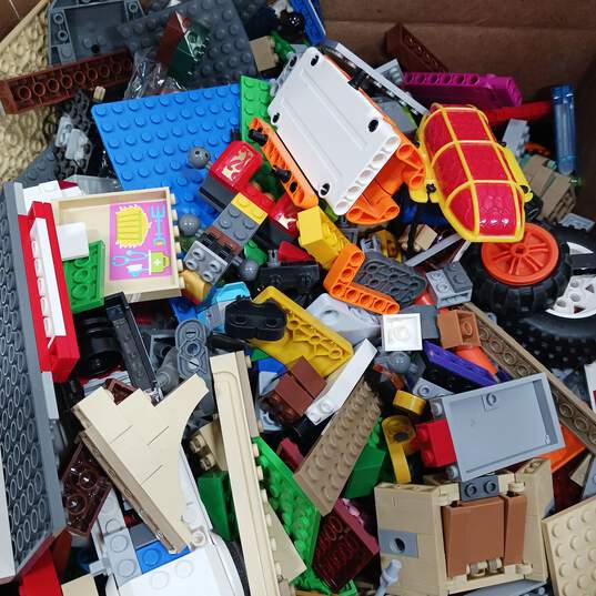 7.5lb Bundle of Assorted Toy Building Blocks and Pieces image number 2