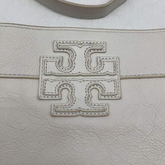 Womens Athena White Leather Adjustable Strap Logo Zipper Crossbody Purse image number 6