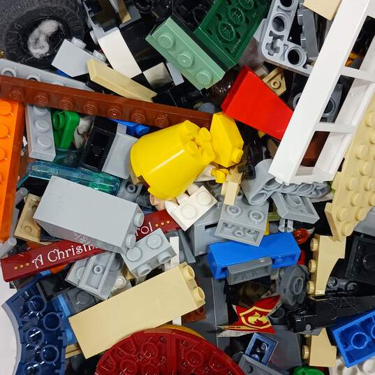 8.5lb Bundle of Assorted Building Blocks and Pieces image number 2