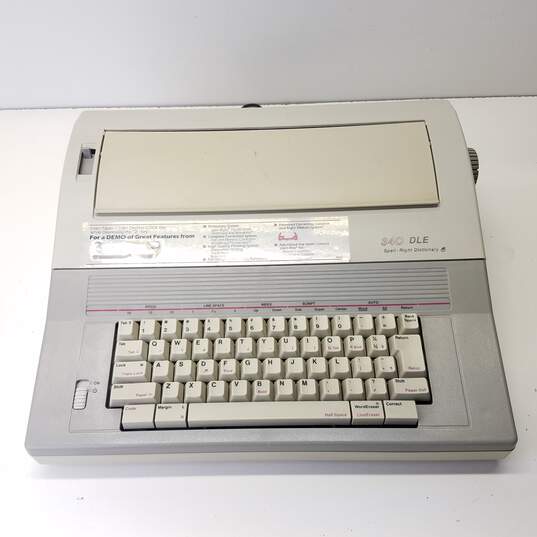 Smith-Corona 340 DLE Typewriter Model 5A-1 image number 1