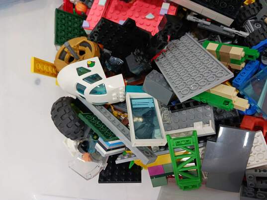 7.5lb Bulk of Assorted Lego Building Bricks, Blocks and Pieces image number 2