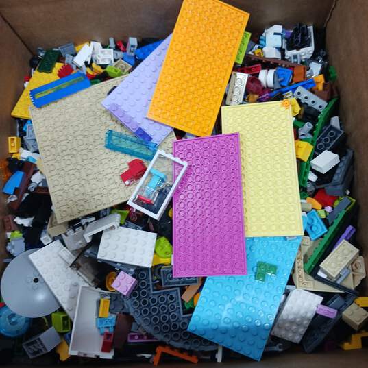 8.2lbs of Assorted LEGO Building Blocks & Pieces image number 1