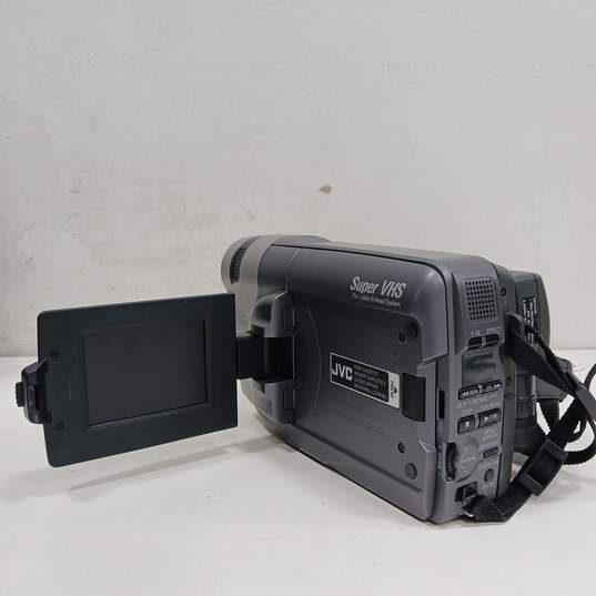 JVC Compact VHS Tape Camcorder Model No. GR-SXM915U w/Carrying Case and Accessories image number 4
