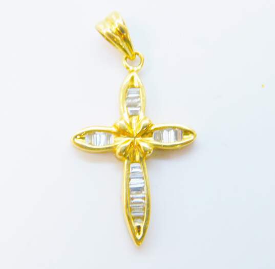18K Yellow Gold 0.15 CTTW Baguette Diamond Cross Pendant 2.1g image number 1