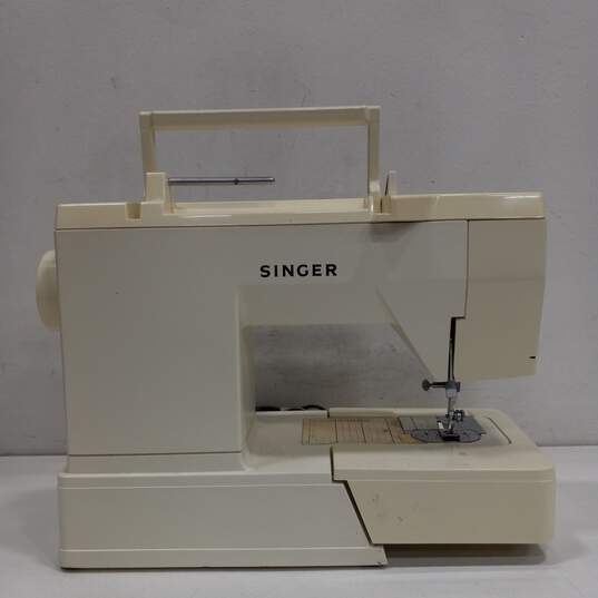 Vintage Singer 6234 Deluxe Sewing Machine image number 3