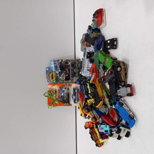 4lb Bundle of Assorted Matchbox Die-Cast Vehicles image number 1