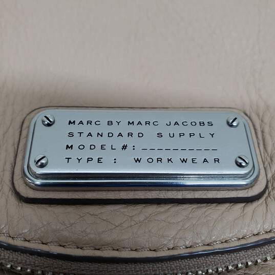 AUTHENTICATED MARC BY MARC JACOBS PEBBLED CROSSBODY BAG image number 5