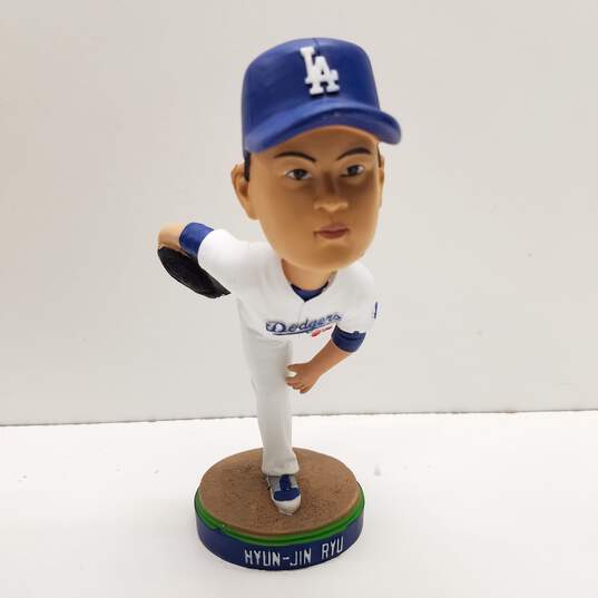 Bobblehead LA Dodgers 2022 Dave Roberts and Hyun-Jin Ryn Collection Bundle image number 3