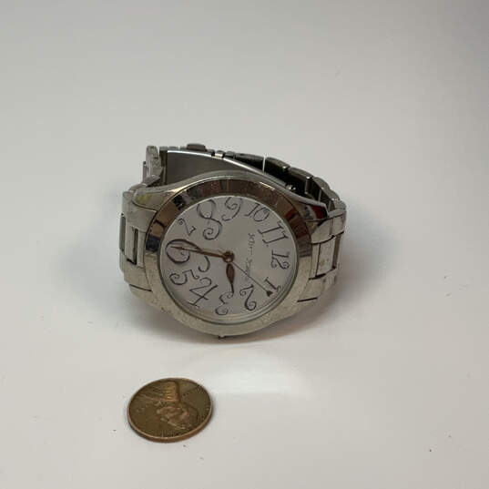 Designer Betsey Johnson Silver-Tone Round Chain Strap Analog Wristwatch image number 2