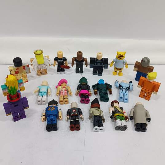 Lot of Assorted Roblox Figurines & Accessories image number 3