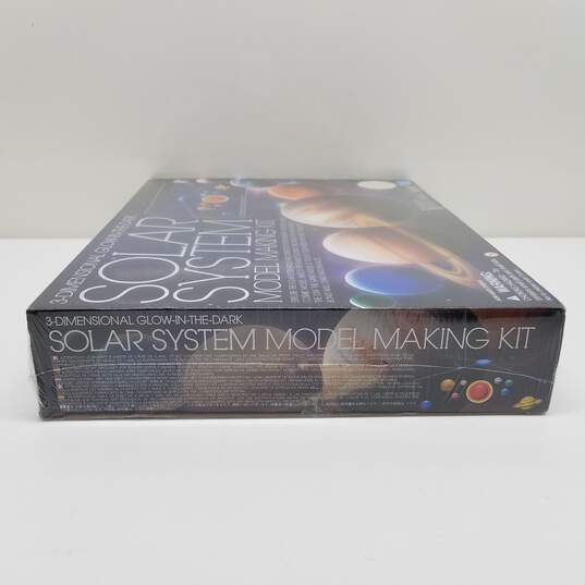 Solar System Model Making Kit 3-Dimensional Glow-In-The-Dark Sealed image number 3