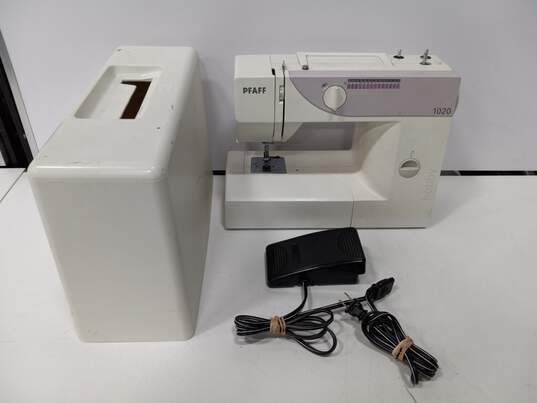 White Pfaff Model 1020 Sewing Machine W/Pedal FOR PARTS or REPAIR image number 2