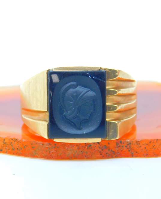 Vintage 10k Yellow Gold Figural Carved Onyx Ring 8.0g image number 1