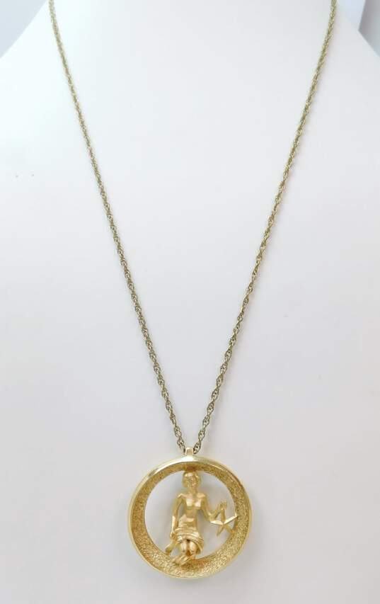 Vintage Crown Trifari Goldtone Virgo Zodiac Woman & Star Textured Circle Pendant Chain Necklace 13.8g image number 1