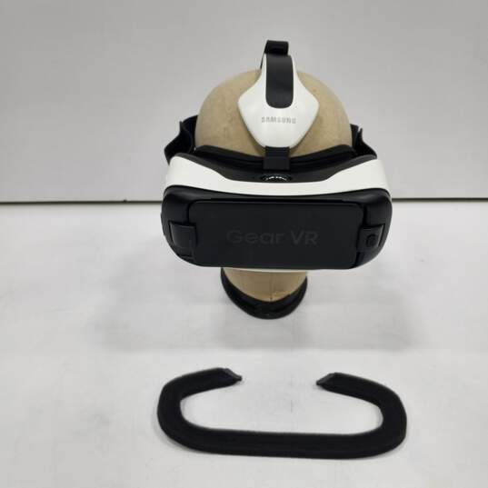 Samsung VR Headset image number 1
