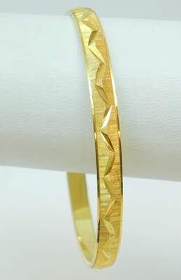 Vintage Crown Trifari Etched Gold Tone Skinny Bangle Bracelet 16.6g alternative image