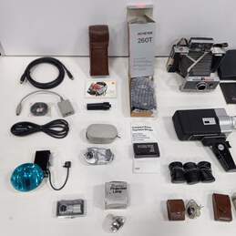 Mixed Lot of Vintage Cameras & Accessories alternative image