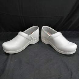Women's White Clog Shoes Size 38 alternative image